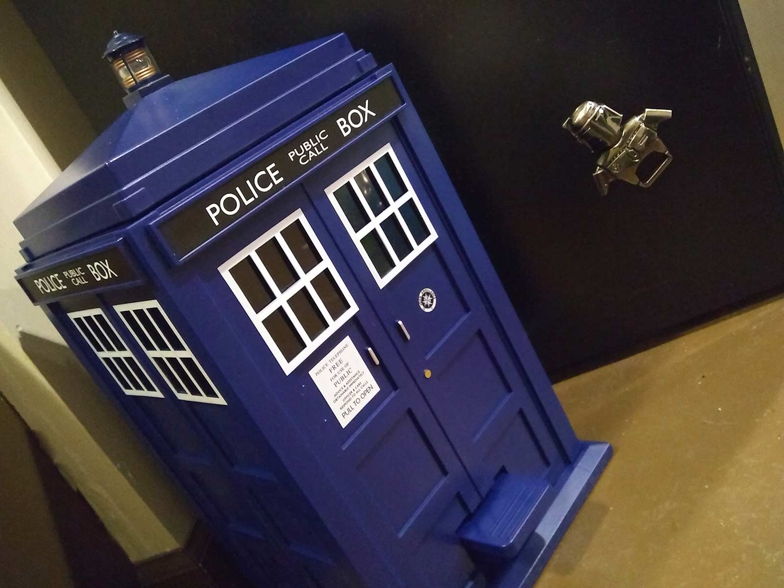 dr who tardis trash can